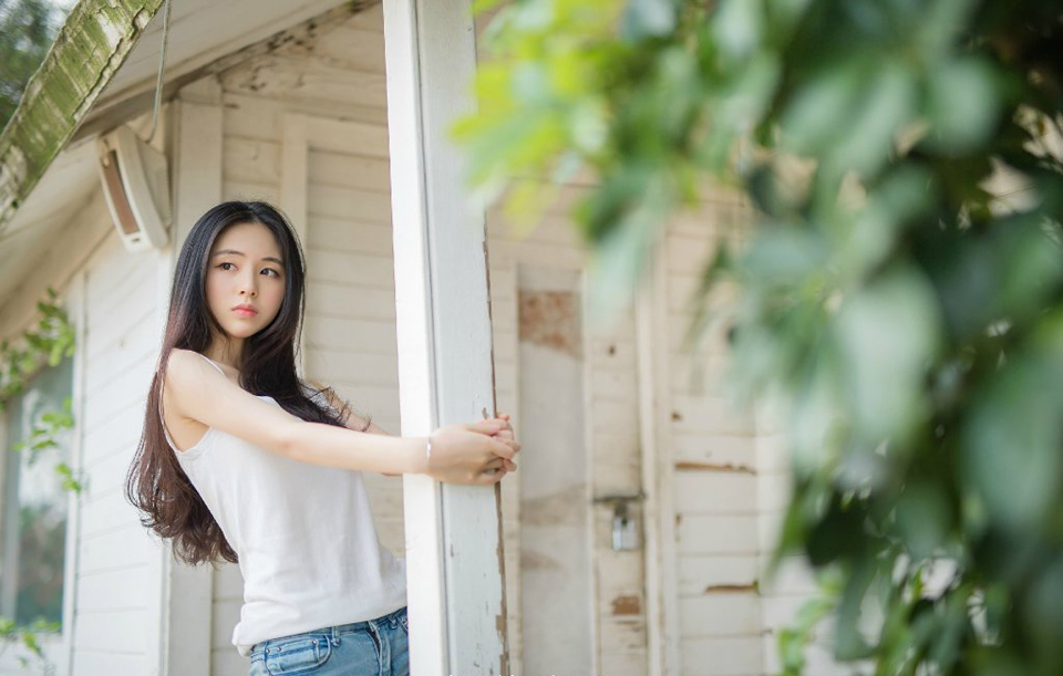 世界上最遥远的距离不是树与树的距离，而是同根生长的树枝，却无法在风中相依。世界上最遥远的距离，不是生与死，而是我就站在你面前，你却不知道我爱你。